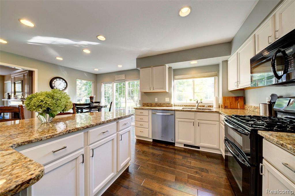 702 Westhills Drive, South Lyon, MI 48178 — Photo 32