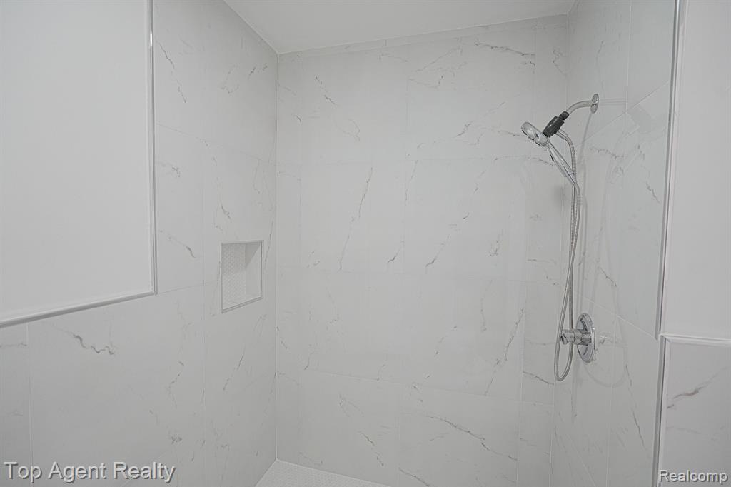 4905 CROOKS Road, B10, Royal Oak, MI 48073 — Photo 9