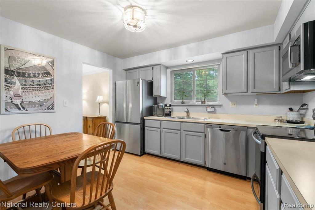 37224 BRENTWOOD Circle, Farmington Hills, MI 48331 — Photo 10