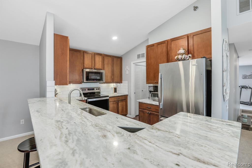 5203 WIDGEON Lane, Walled Lake, MI 48390 — Photo 13