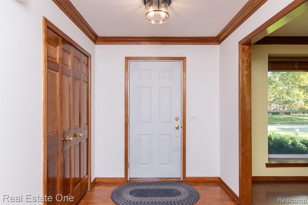 5201 CROWFOOT Drive, Troy, MI 48085 — Photo 6