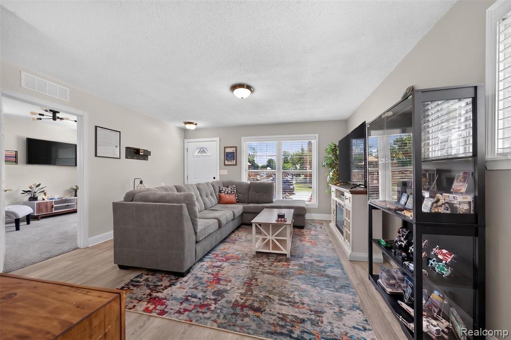 985 E Jarvis Avenue, Hazel Park, MI 48030 — Photo 4