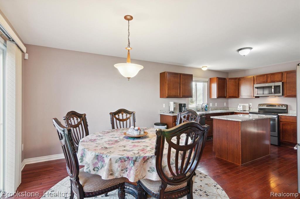 712 SUPERIOR Parkway, Westland, MI — Photo 11