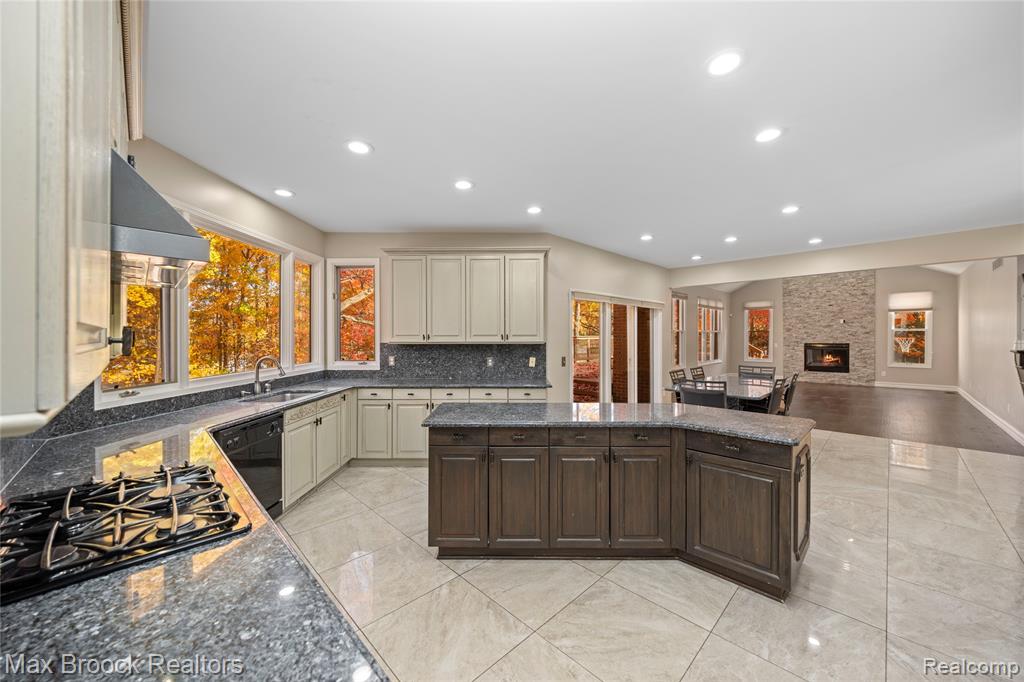 6986 Crosswell Drive, West Bloomfield, MI — Photo 13