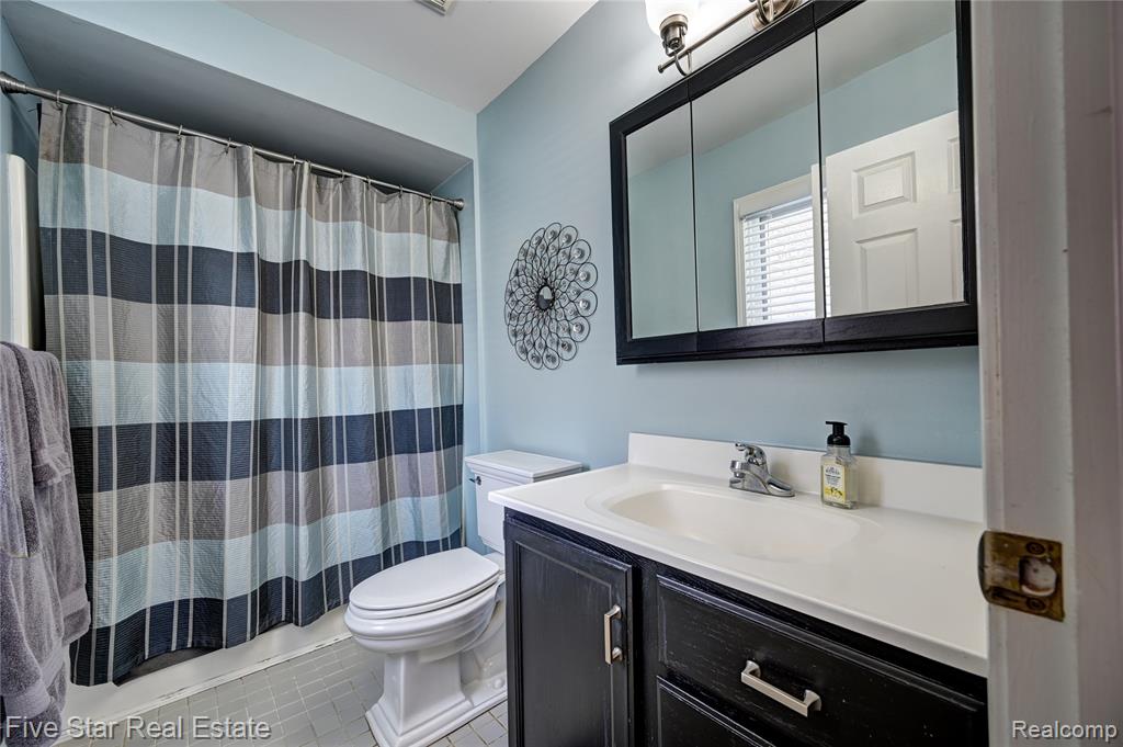 4950 Whitlow Court, Commerce Twp, MI 48382 — Photo 24