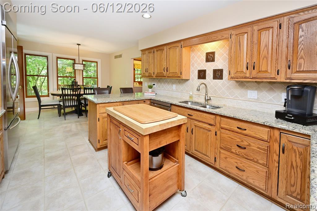 5684 Sussex Court, Troy, MI 48098 — Photo 10