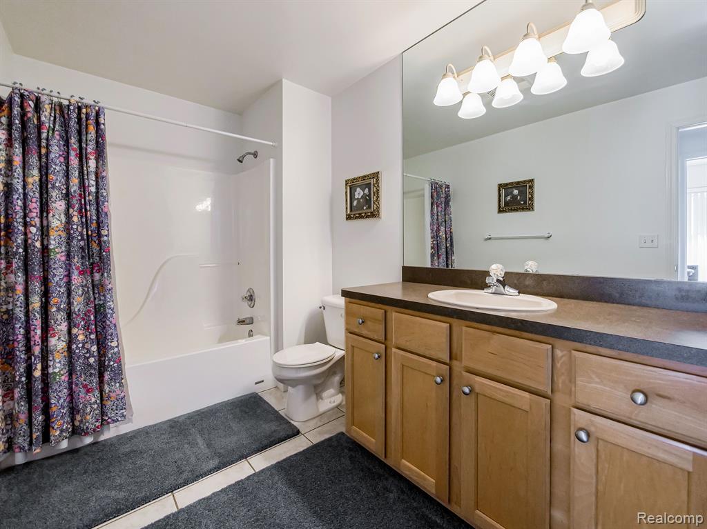 8011 WOODSTONE Drive, Grand Blanc, MI 48439 — Photo 23