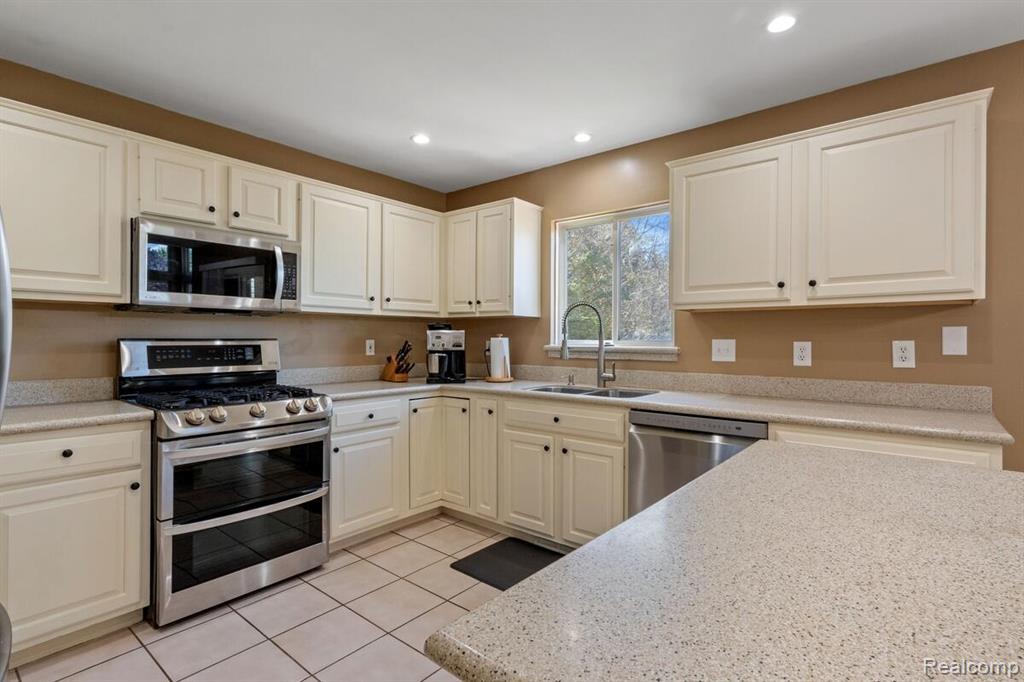 221 Maplewood Drive, 28, Clarkston, MI 48348 — Photo 17