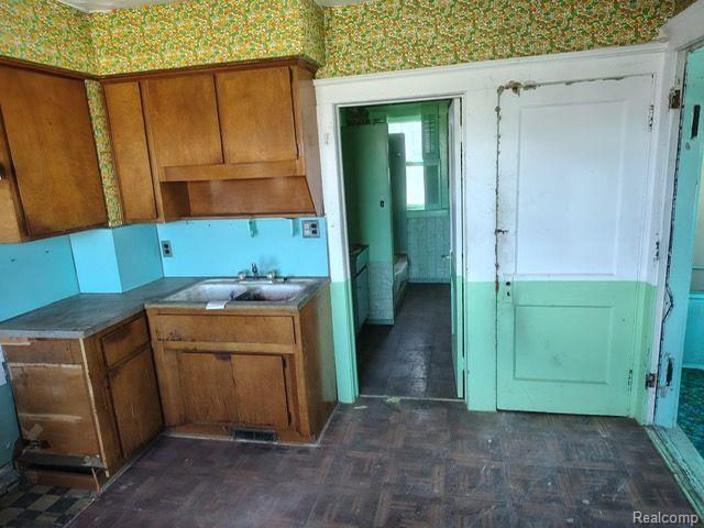 2753 BURNSIDE Street, Hamtramck, MI 48212 — Photo 5