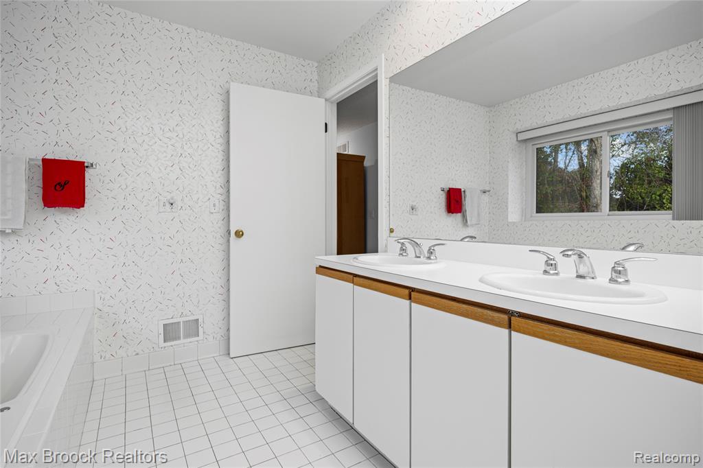 7400 Tall Timbers, West Bloomfield, MI — Photo 15
