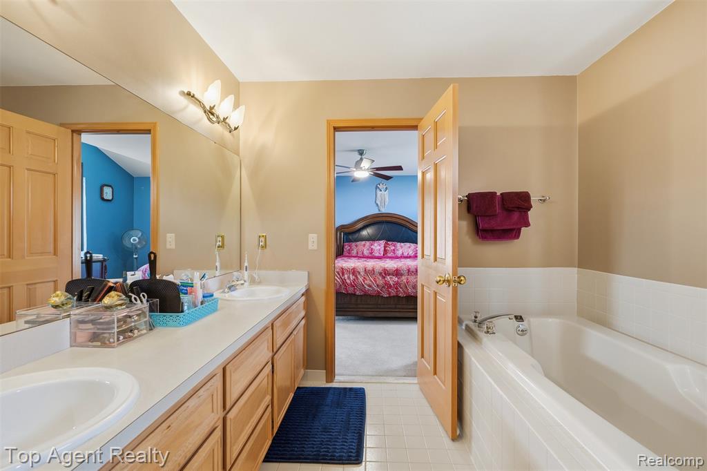 52825 Seven Oaks Drive, Utica, MI 48316 — Photo 24