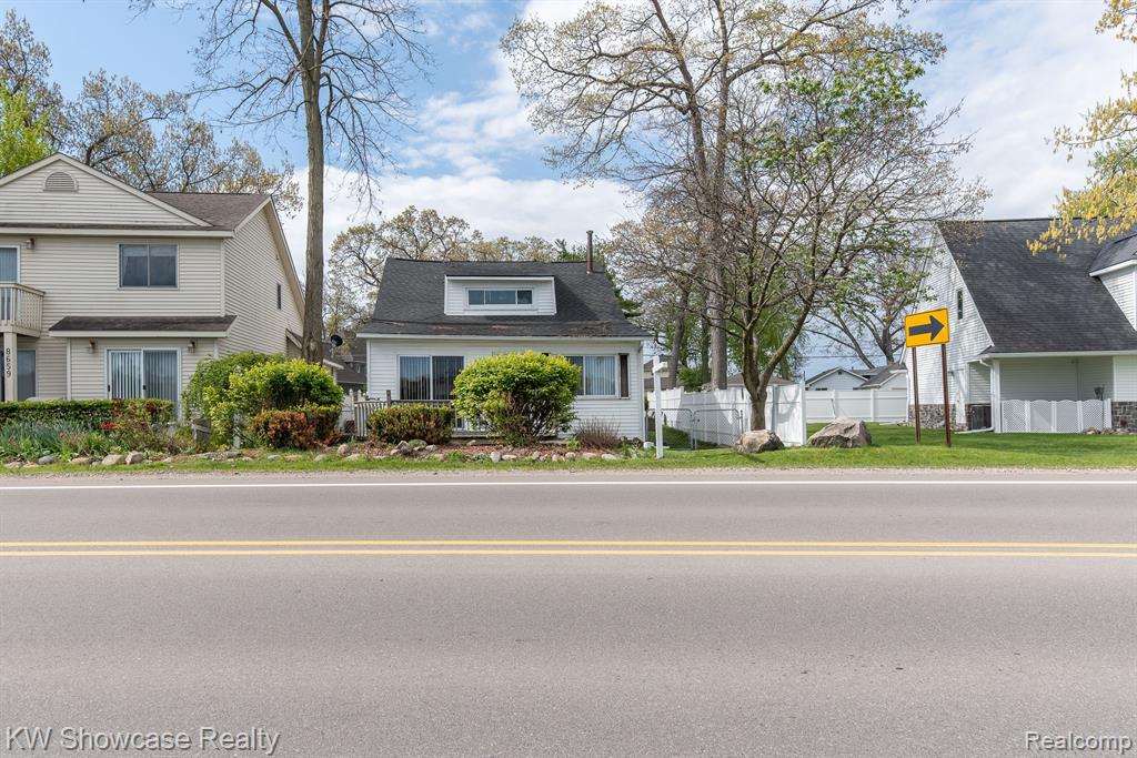 8665 Cooley Lake Road, White Lake, MI 48382 — Photo 32