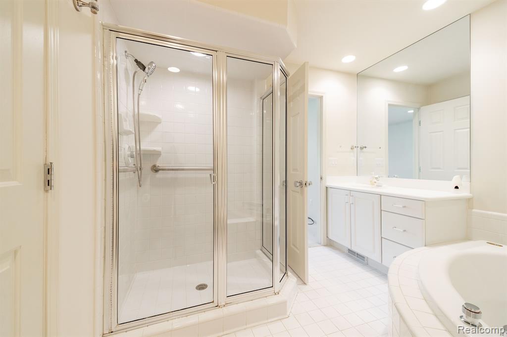 9854 HAWTHORNE GLEN Drive, Grosse Ile, MI 48138 — Photo 18