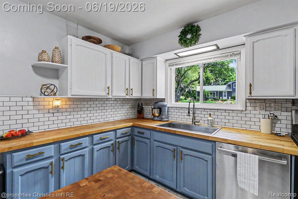 9567 Susin Lane, Clarkston, MI 48348 — Photo 12