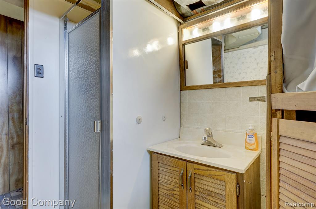 8460 Kenberton Drive, Oak Park, MI 48237 — Photo 38