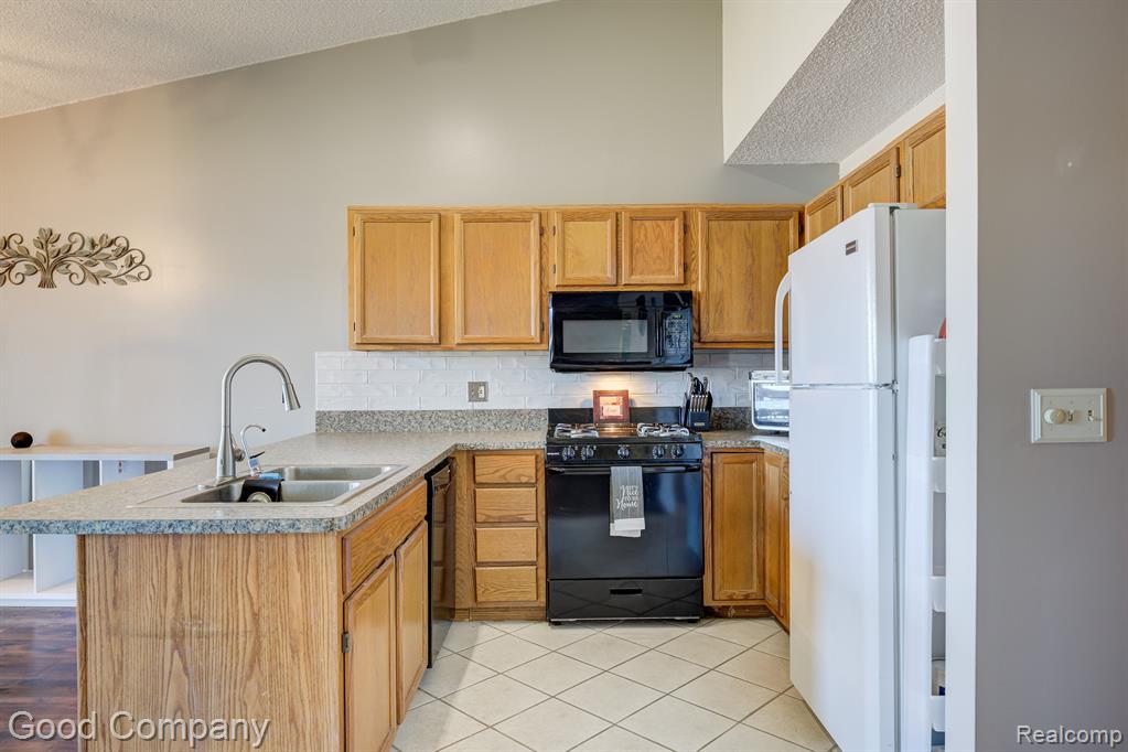 4910 HARBOR POINT Drive, 3, Waterford, MI 48329 — Photo 14