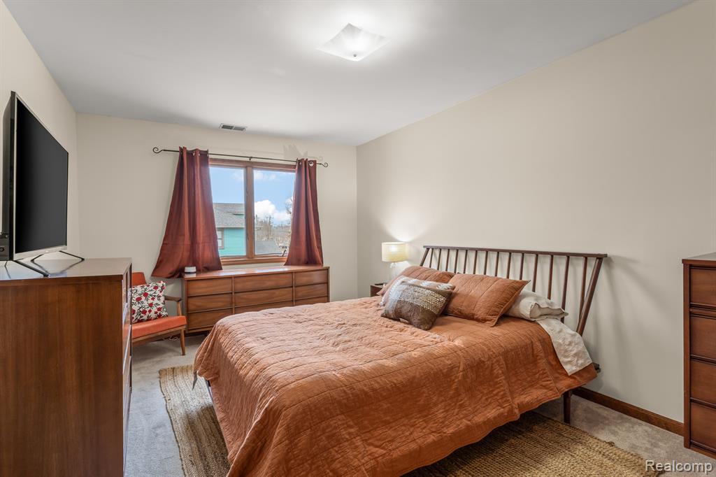 301 PINEWOOD Circle, Plymouth, MI 48170 — Photo 13