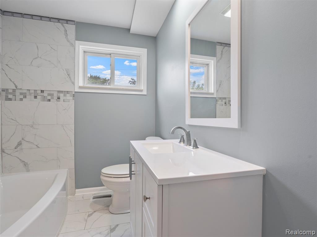 396 W PEARL Avenue, Hazel Park, MI 48030 — Photo 12