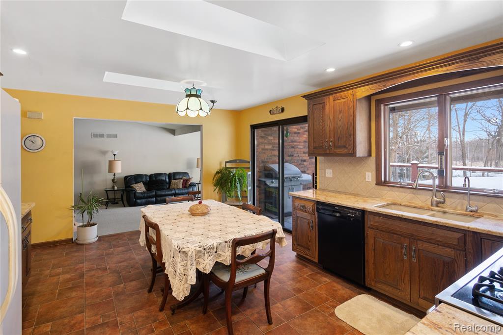 12155 Spencer Road, Milford, MI 48380 — Photo 11