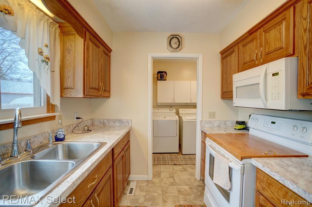 502 W BENJAMIN Street, Linwood, MI 48634 — Photo 6