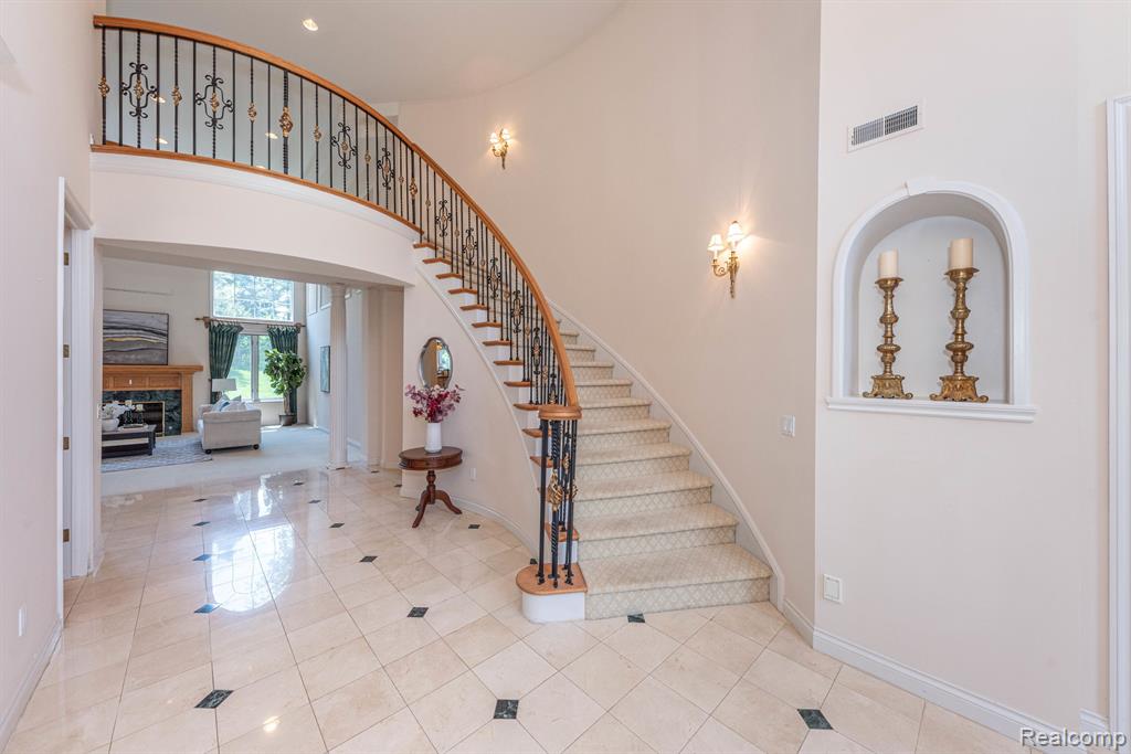 5003 HICKORY POINTE Drive, Orchard Lake Village, MI 48323 — Photo 7