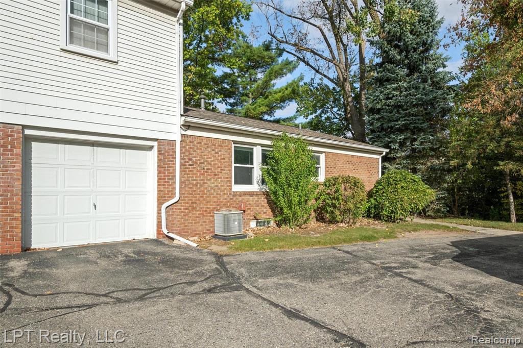 38201 Carolon Boulevard, 17B, Westland, MI — Photo 33