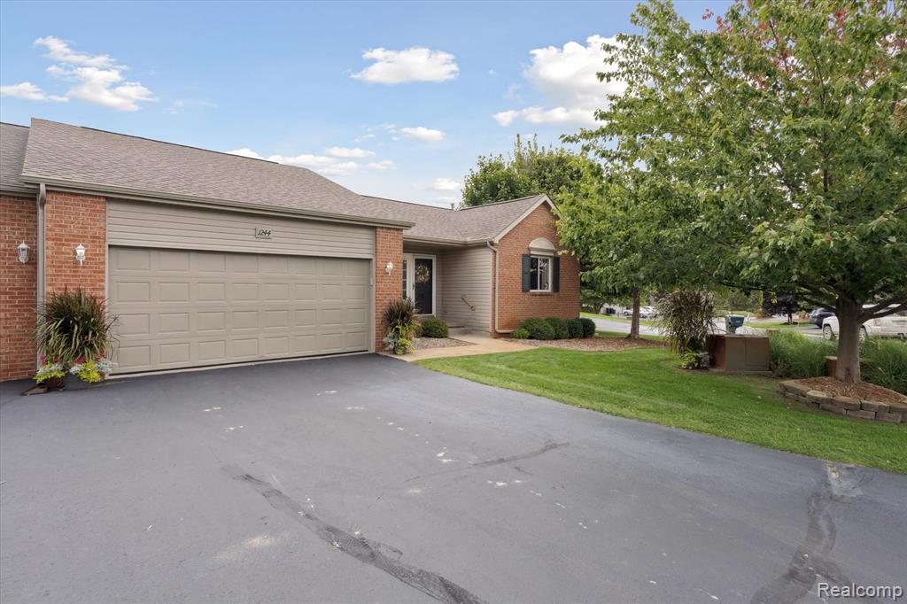 1244 Crystal Pointe Circle, Fenton, MI 48430 — Photo 2