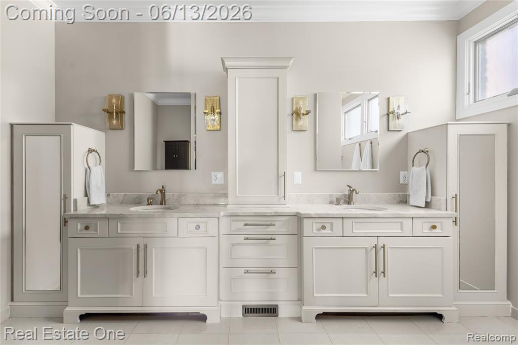 2428 Pine Lake Road, West Bloomfield, MI 48324 — Photo 45