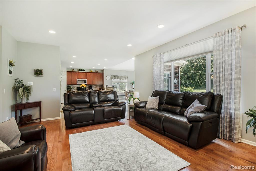 8433 Thorn Hill Drive, Howell, MI 48843 — Photo 9