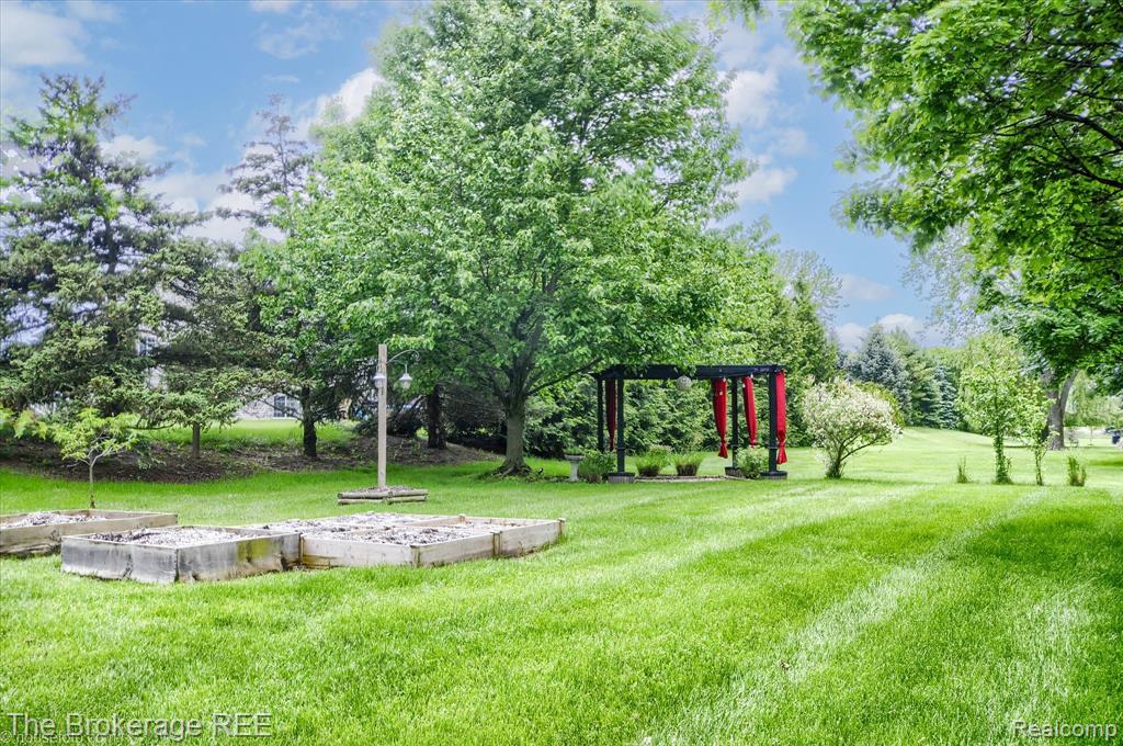 4449 Brighton Drive, Grand Blanc, MI 48439 — Photo 6