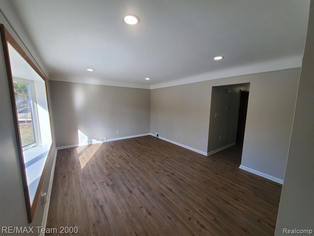 4565 UNIVERSAL Street, Dearborn Heights, MI 48125 — Photo 6