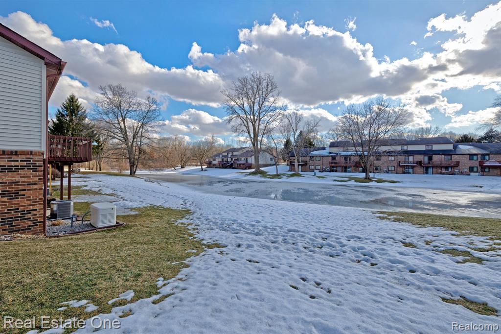9045 E BLUEWATER Drive, Clarkston, MI 48348 — Photo 43