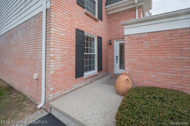 81 Stratford Lane, Rochester Hills, MI 48309 — Photo 2