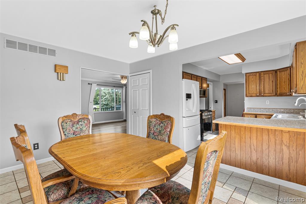 4303 Pratt Avenue, Grand Blanc, MI 48439 — Photo 10