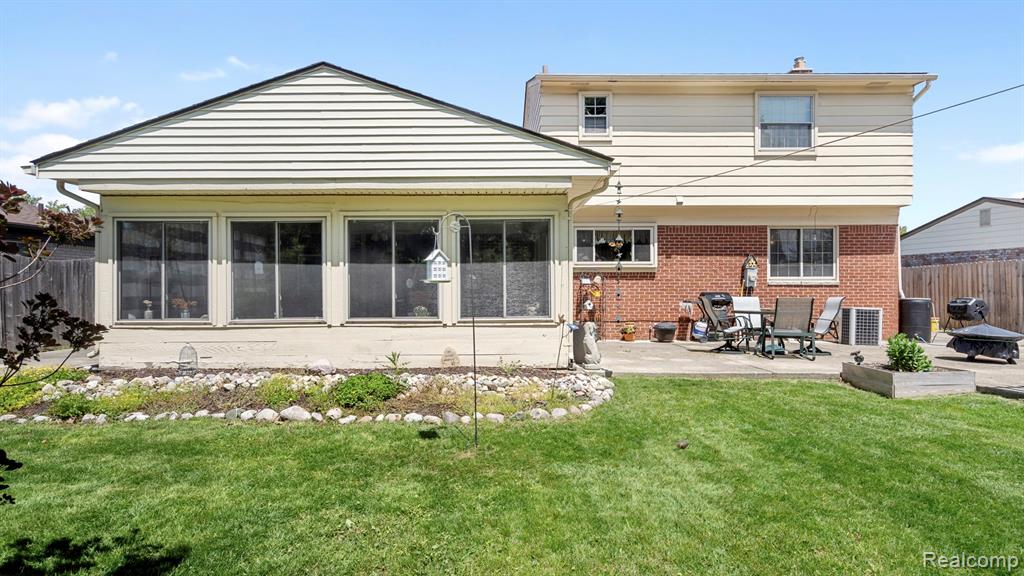 27654 Oakcrest Drive, Brownstown, MI 48183 — Photo 29