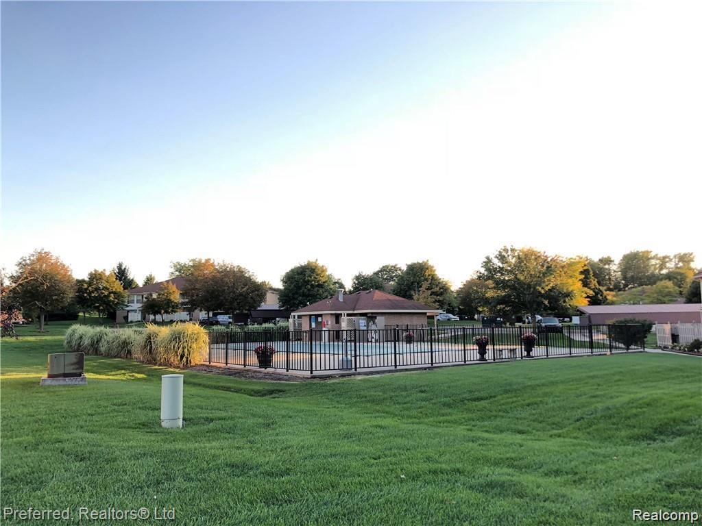 61116 Greenwood Drive, 5, South Lyon, MI 48178 — Photo 4
