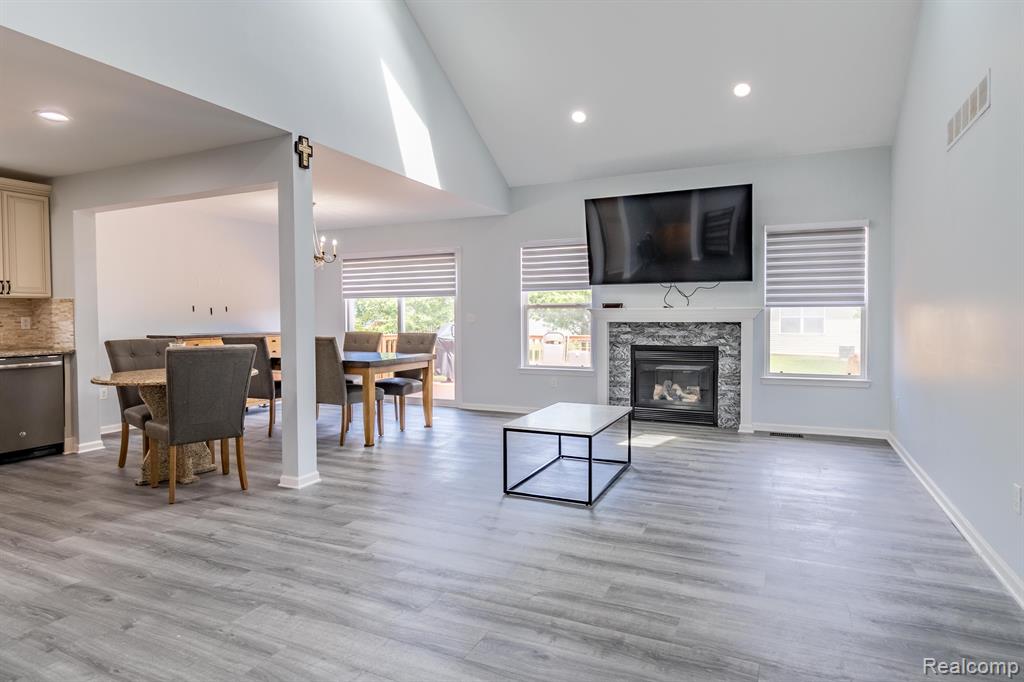 868 WOODHAVEN Drive, Commerce Twp, MI 48390 — Photo 4