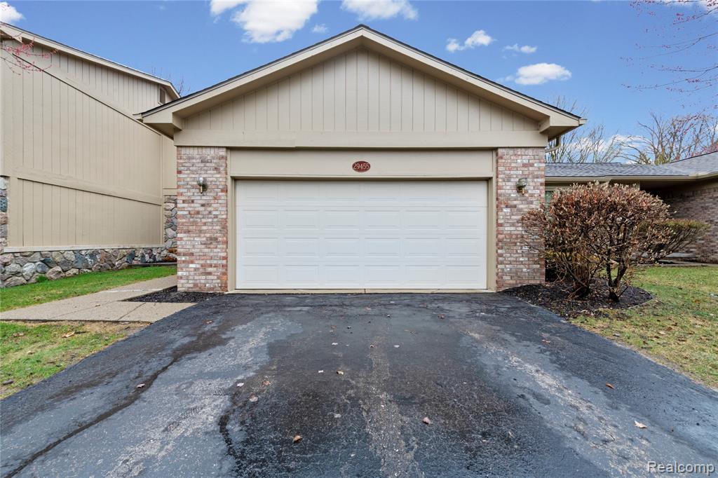 29455 Sylvan Lane, Farmington, MI 48334