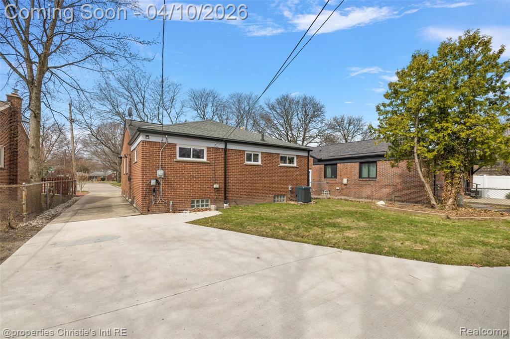 24658 Roanoke Avenue, Oak Park, MI 48237 — Photo 42
