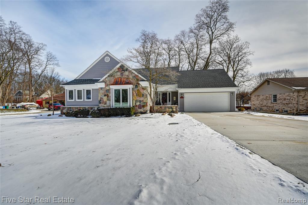 4950 Whitlow Court, Commerce Twp, MI 48382 — Photo 2