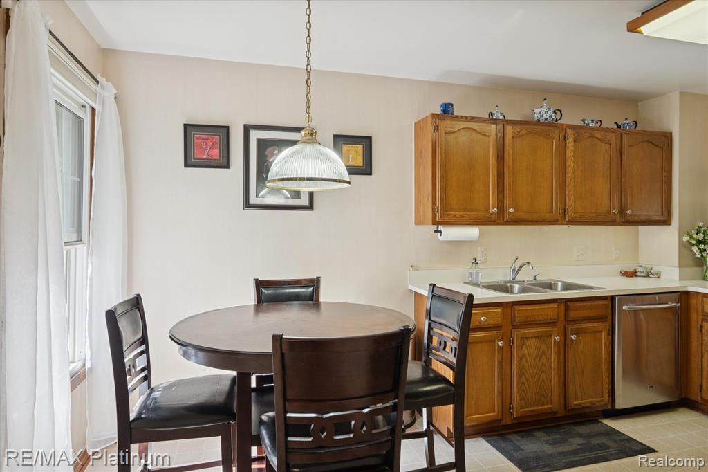 852 Woodridge Hills Drive, Brighton, MI 48116 — Photo 8