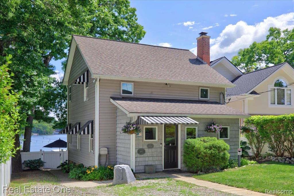 836 Pine Tree Road W, Lake Orion, MI 48362 — front exterior