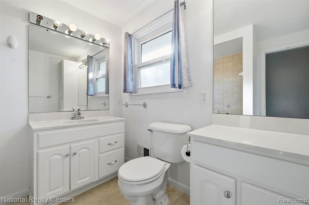 5595 Birdview Heights, Orchard Lake Village, MI 48324 — Photo 13