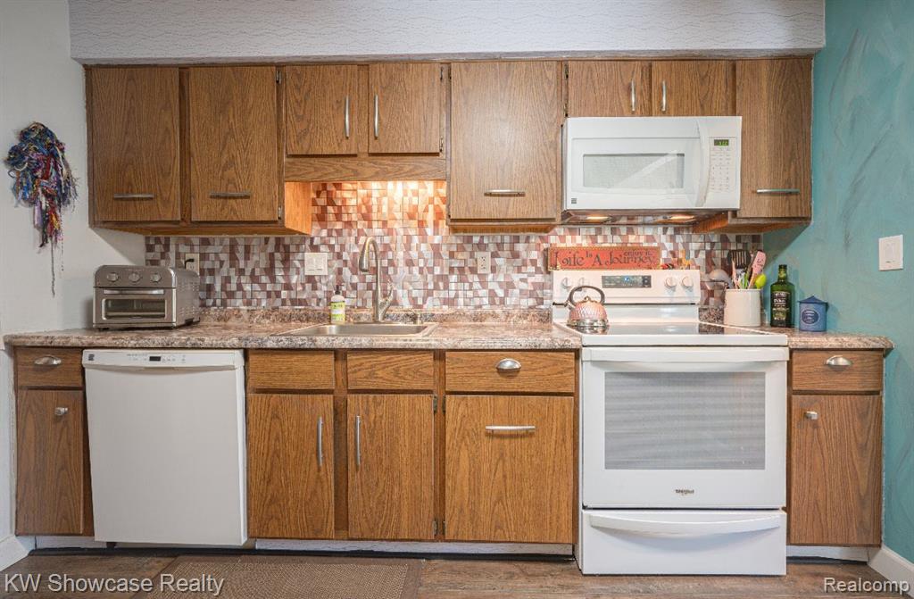 7455 BRYNMAWR Court, 31, West Bloomfield, MI — Photo 11