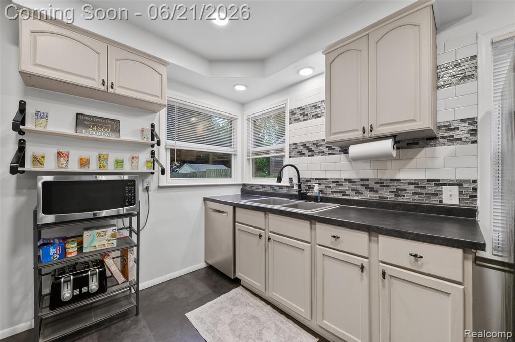 24660 Ridgedale Street, Oak Park, MI 48237 — Photo 11