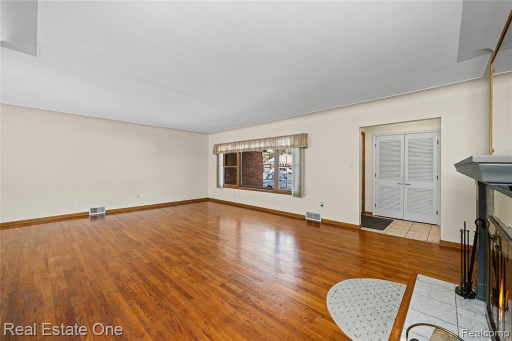 28615 Bloomfield Drive, Lathrup Village, MI 48076 — Photo 7