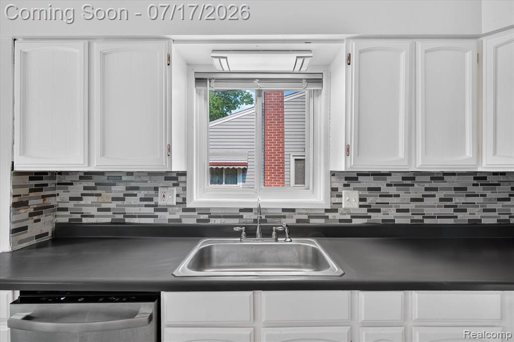 903 Bernie Lane, Madison Heights, MI 48071 — Photo 12