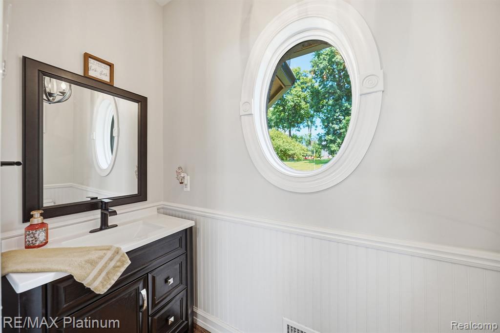 997 Thompson Shore Drive, Howell, MI 48843 — Photo 19