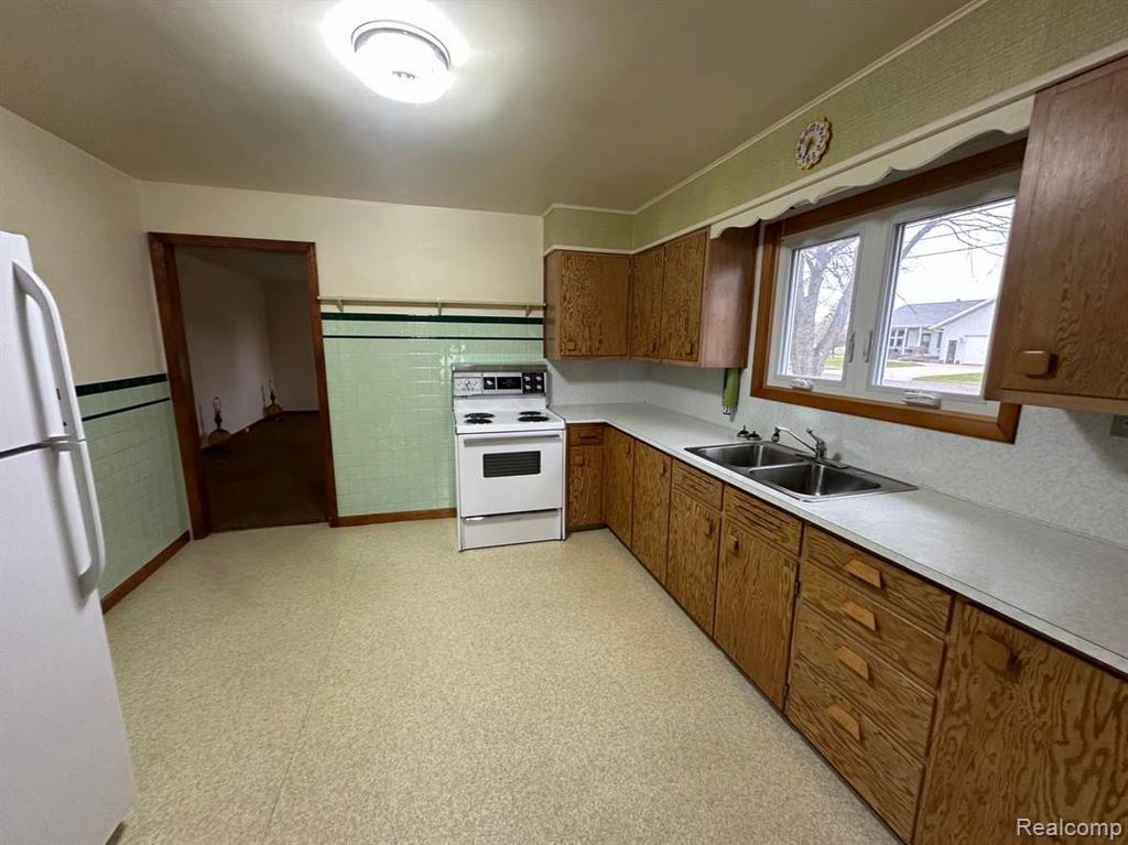 724 LYTLE Avenue, Harbor Beach, MI 48441 — Photo 8