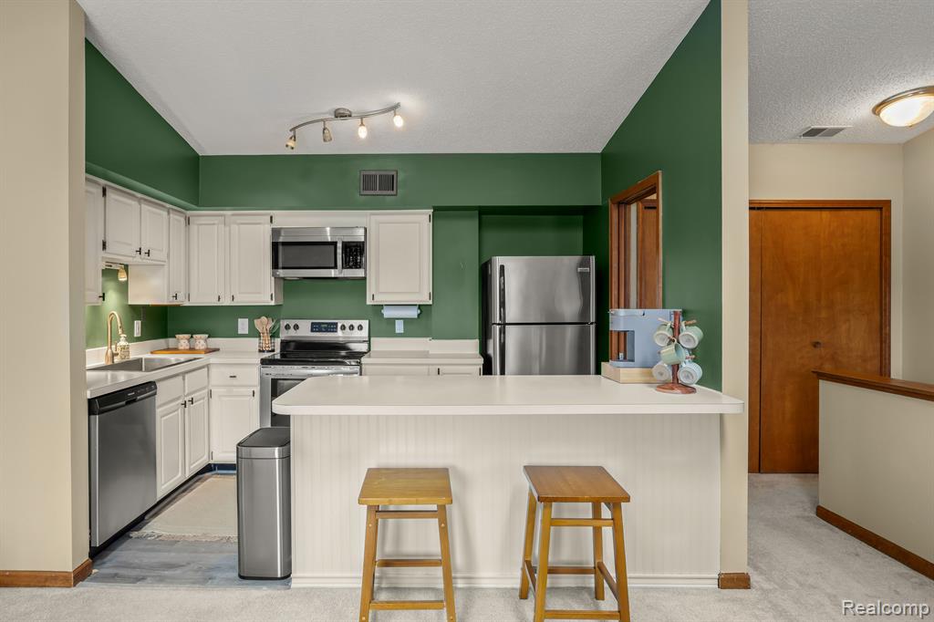 301 PINEWOOD Circle, Plymouth, MI 48170 — Photo 10